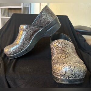 Dansko Embossed Floral Leather Nursing Work Clogs EU 40 US 9
